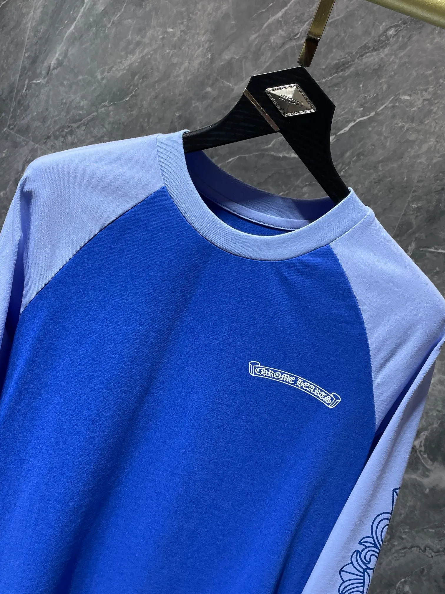 P160 Chrome Hearts 🍁Long T series🍁 High-weight, environmentally friendly and high-quality top-quality fabrics Chrome Sanskrit letters cross flower arm scroll long-sleeved T. Counter synchronization 1:1 replica version Recommended color: blue color matching Code number: S, M, L, XL